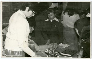 Lata 80. W szkole, od lewej nauczyciele Jolanta Dembna i Genowefa Fornlaczyk oraz uczennica Olga Kuncik